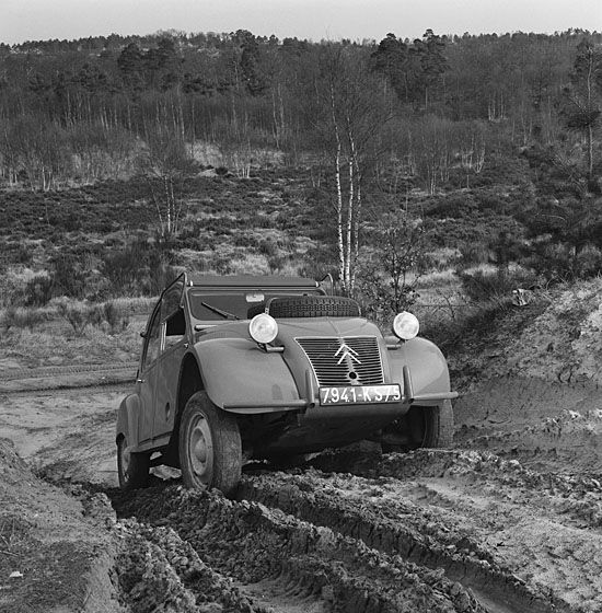 La 2 CV se lance dans le Raid Afrique, soit 8 000 km d'Abidjan à Tunis 