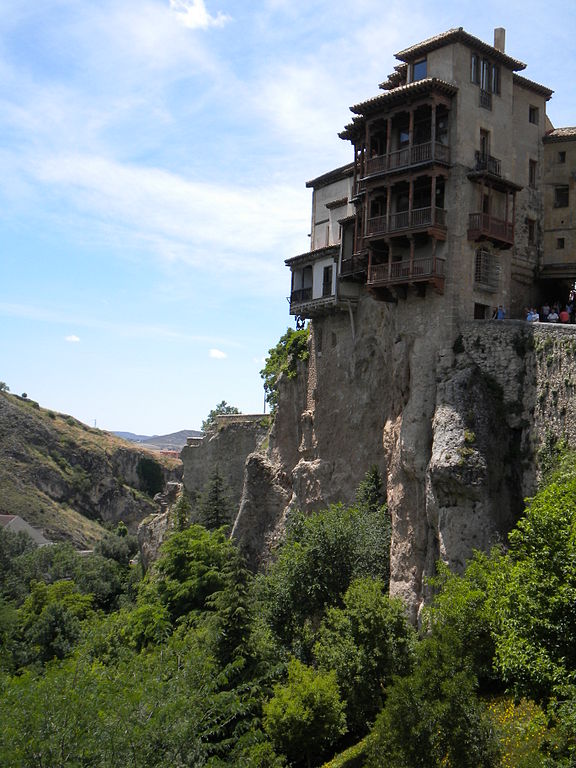 576px-Hanging_houses_in_Cuenca_Spain