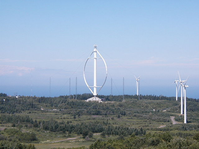 640px-Eoliennes_Gaspesie_ Plus grande éolienne à axe vertical du monde, Gaspésie, Québec, Canada
