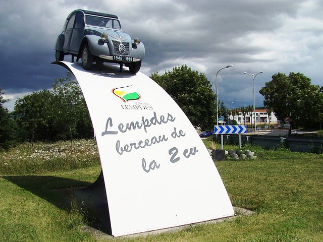 640px-Monument_commémoratif_de_l`invention_de_la_2CV_à_Lempdes