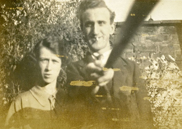 Arnold Hogg en 1926, pionnier du selfie stick