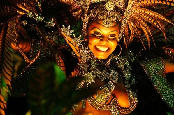 carnival_rio_de_ janeiro_costume-de_plumes_mesfavorisites.com