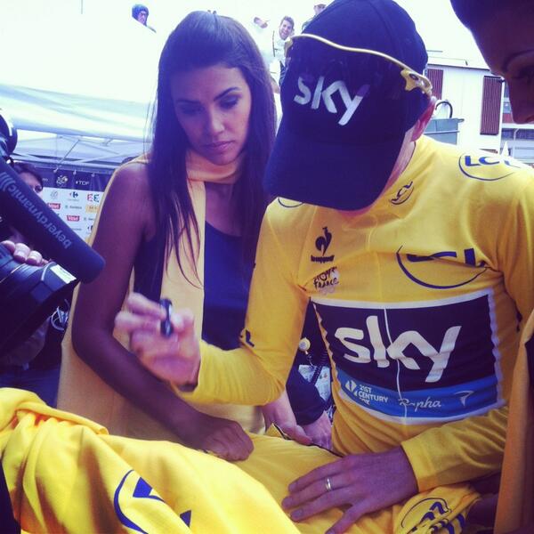 Chris Froome_Il s`habitue à signer maillot jaune