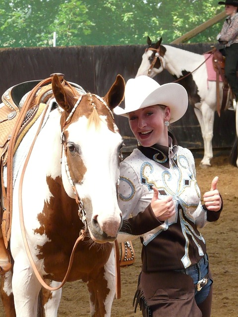 cow - girl , écuyère , frais , décontracté , joyeux , pouces vers le haut