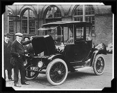 Thomas -Edison- inspectant- une- voiture- électrique- en -1913