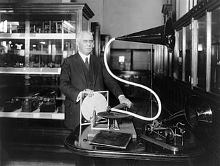 Emile_Berliner_with_phonograph