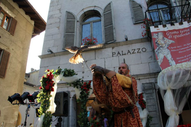 Depuis le film a été tourné à `i Falconieri delle Orobie `, un événement de fauconnerie médiévale dans la municipalité nord de l`Italie Biassono, près de Milan, il ya quelques jours, Molla a donné nai