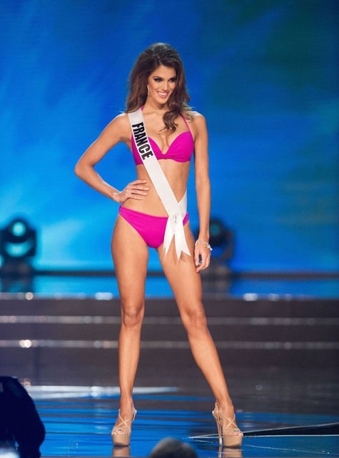 Iris- Mittenaere _ Miss -Univers-maillot_bain