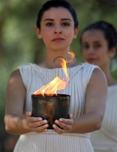  l`-actrice_ Ino _Menegaki- allumera- la- flamme- olympique