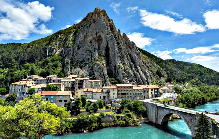 LES _PLUS- BEAUX_ VILLAGES_ DE_ FRANCE_vue_de-Sisteron