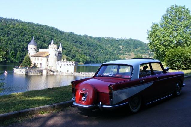 Peugeot 404 sur une route