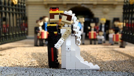 La pose de circonstance en briques LEGO !