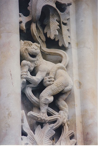 Salamanca_new_cathedral_lion