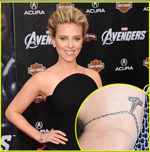 scarlett-johansson-tattoo.poignet_pour The Avengers _mesfavorisites.com