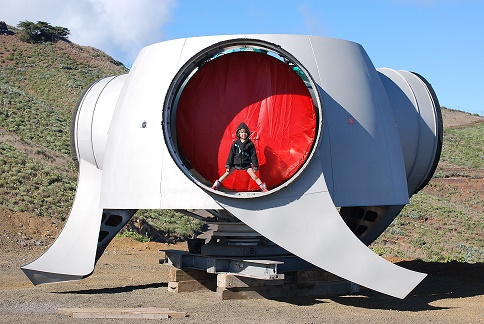 Size_comparison_child_in_wind_turbine_rotor_hub_without_blades_(enercon_e-70)