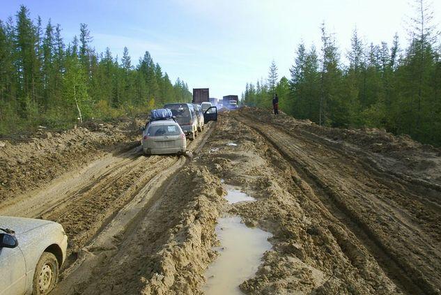 Sur la route de Moscou à Yakoutsk, le principal obstacle semble être la boue 