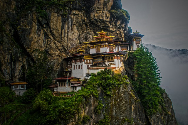 voyage , architecture , religion , dehors , nature , tourisme , ciel , vieux , arbre , eau , antique , temple , bâtiment , rocher , montagne , panoramique , traditionnel