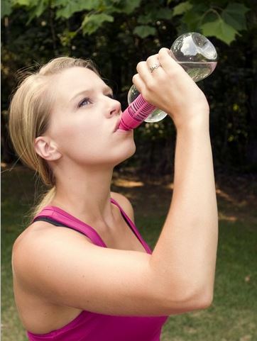 ne -jeune -femme- l`eau potable- pendant- l`exercice