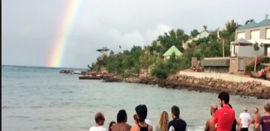 Un -magnifique- arc-en-ciel -accueille- la -dépouille -de -Johnny Hallyday_ à -Saint- Barth