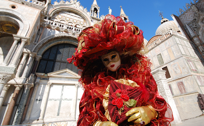 Venezia_-_Maschera_in_Piazza_San_Marco