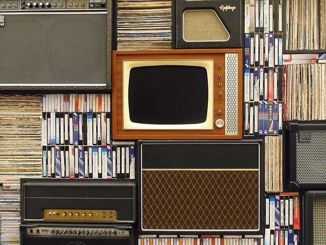 vieux téléviseur, documents, cassettes vhs, rétro, tv, vintage